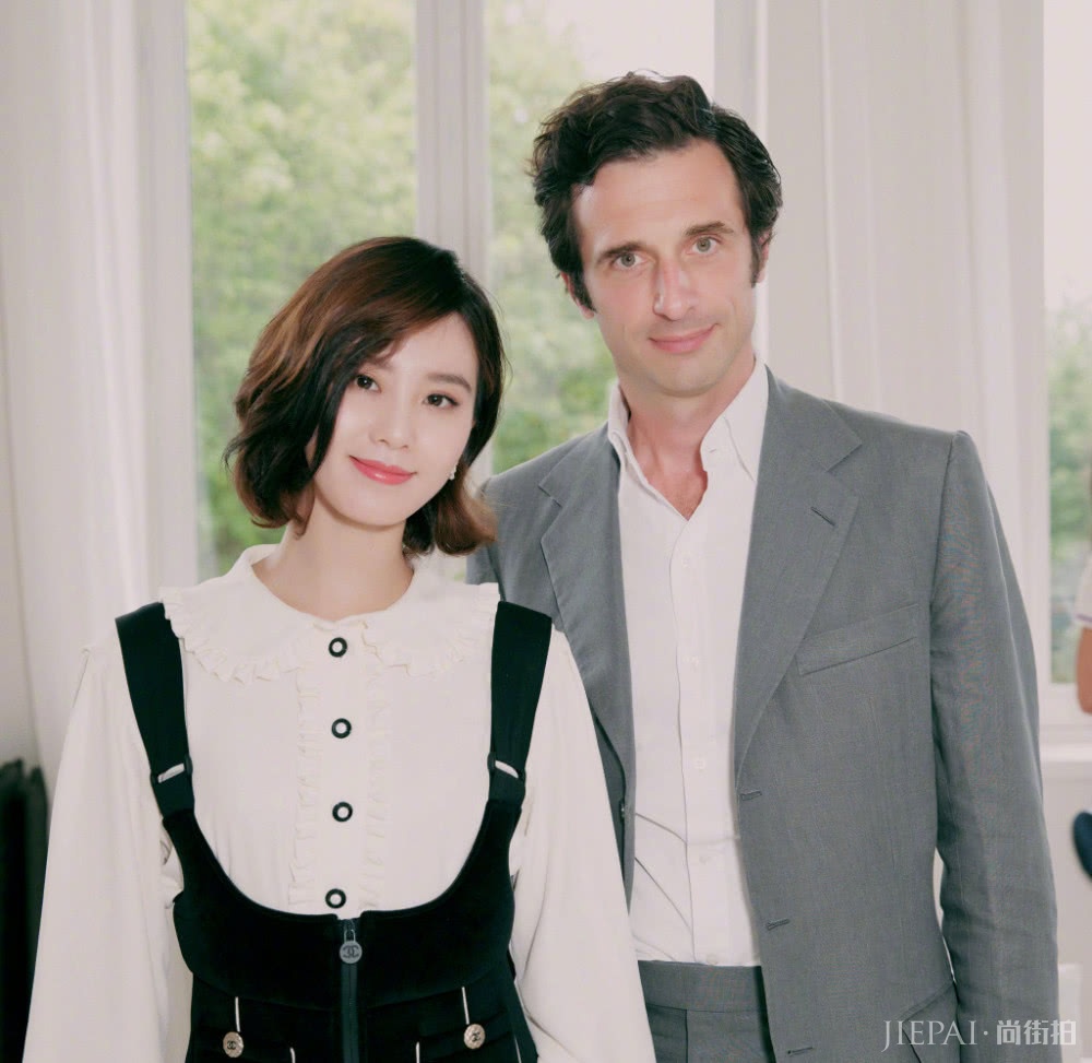 刘诗诗也太美了,波波头搭背带裤美到令人窒息